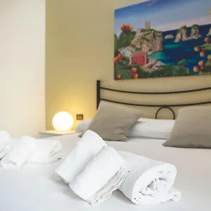 https://strange-apartament.taorminaitalyhotels.com